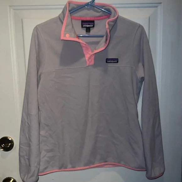 HP🎉🎉Patagonia Ladies Small gray / pink 1/4 snap fleece pull over - Picture 2 of 3